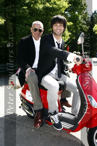 Amsterdam 12 mei 2009
Het blad Grazia organiseert samen met vespa scooters een leuke rally door amsterdam heen. Jan Kooijman met zijn vader Jan
Peter Smulders bv