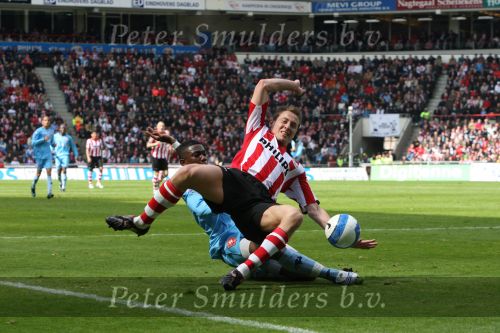 Eindhoven, 13 April 2008 Kampioenswedstrijd PSV-FC Twente, eindstand 1-1 Seizoen 2007/2008. PSV daardoor nog niet kampioen.
Jan Kromkamp in duel met Ejero Elia