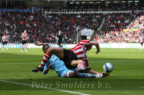 Eindhoven, 13 April 2008 Kampioenswedstrijd PSV-FC Twente, eindstand 1-1 Seizoen 2007/2008. PSV daardoor nog niet kampioen.
Jan Kromkamp in duel met Eljero Elia