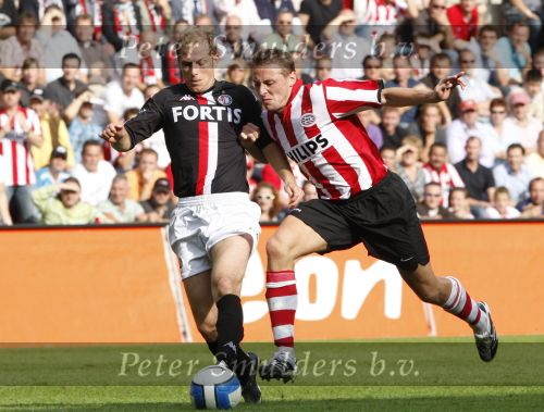 Eindhoven, 23 September 2007 Seizoen 2007/2008 Kompetitewedstrijd PSV-Feyenoord, eindstand 4-0
Tim de Cler in duel met Jan Kromkamp