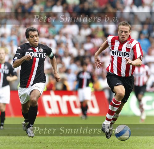 Eindhoven, 23 September 2007 Seizoen 2007/2008 Kompetitewedstrijd PSV-Feyenoord, eindstand 4-0
Giovanniv Bronckhorst in duel met Jan Kromkamp