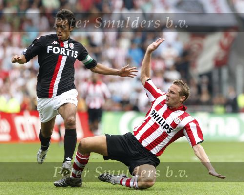 Eindhoven, 23 September 2007 Seizoen 2007/2008 Kompetitewedstrijd PSV-Feyenoord, eindstand 4-0
Giovanniv Bronckhorst in duel met Jan Kromkamp