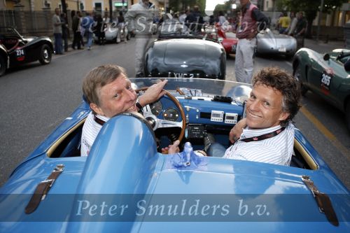 Brescia 15 mei 2008
Start van de Mille Miglia in Brescia. State of art rijdt met 2 porsches mee. 
Gijs v Lennep en Jan Lammers