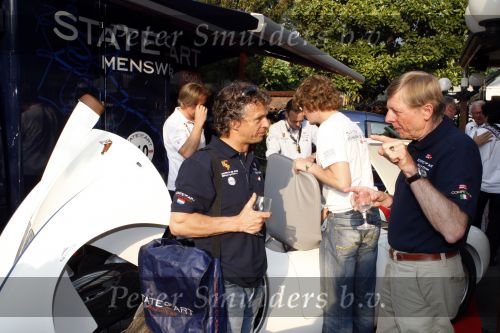 Brescia 15 mei 2008
Start van de Mille Miglia in Brescia. State of art rijdt met 2 porsches mee. 
Jan Lammers en Gijs v Lennep