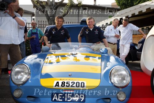 Brescia 15 mei 2008
Start van de Mille Miglia in Brescia. State of art rijdt met 2 porsches mee. 
Gijs v Lennep en Jan Lammers