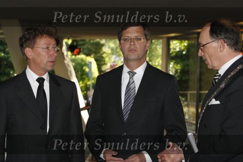 Apeldoorn, 8 Mei 2009
Speciale Herdenkingsdienst voor de slachtoffers van de ramp op Koninginnedag
Veel Politie, overal afzettingen met grote betonblokken.
Jan Peter Balkenende met burgemeester Fred de Graaf en Clemens Cornielje ( Commissaris van de Koningin van de Provincie Gelderland )
Foto Peter Smulders