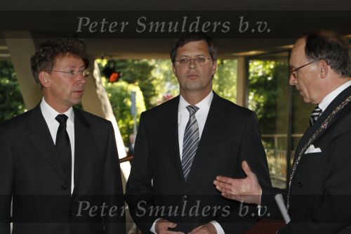 Apeldoorn, 8 Mei 2009
Speciale Herdenkingsdienst voor de slachtoffers van de ramp op Koninginnedag
Veel Politie, overal afzettingen met grote betonblokken.
Jan Peter Balkenende met burgemeester Fred de Graaf en Clemens Cornielje ( Commissaris van de Koningin van de Provincie Gelderland )
Foto Peter Smulders