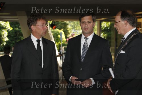 Apeldoorn, 8 Mei 2009
Speciale Herdenkingsdienst voor de slachtoffers van de ramp op Koninginnedag
Veel Politie, overal afzettingen met grote betonblokken.
Jan Peter Balkenende met burgemeester Fred de Graaf en Clemens Cornielje ( Commissaris van de Koningin van de Provincie Gelderland )
Foto Peter Smulders