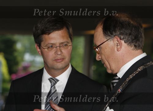 Apeldoorn, 8 Mei 2009
Speciale Herdenkingsdienst voor de slachtoffers van de ramp op Koninginnedag
Veel Politie, overal afzettingen met grote betonblokken.
Jan Peter Balkenende met Fred de Graaf
Foto Peter Smulders
