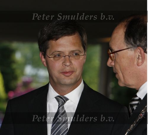 Apeldoorn, 8 Mei 2009
Speciale Herdenkingsdienst voor de slachtoffers van de ramp op Koninginnedag
Veel Politie, overal afzettingen met grote betonblokken.
Jan Peter Balkenende met burgemeester Fred de Graaf 
Foto Peter Smulders