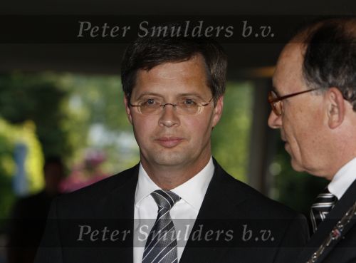 Apeldoorn, 8 Mei 2009
Speciale Herdenkingsdienst voor de slachtoffers van de ramp op Koninginnedag
Veel Politie, overal afzettingen met grote betonblokken.
Jan Peter Balkenende met Fred de Graaf
Foto Peter Smulders