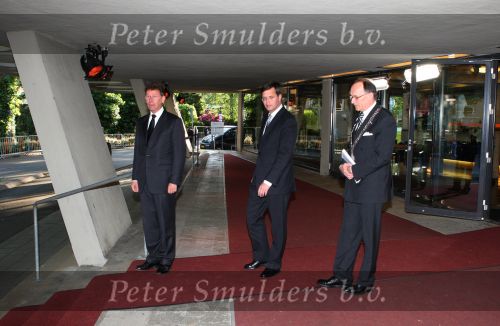 Apeldoorn, 8 Mei 2009
Speciale Herdenkingsdienst voor de slachtoffers van de ramp op Koninginnedag
Veel Politie, overal afzettingen met grote betonblokken.
Jan Peter Balkenende met burgemeester Fred de Graaf en Clemens Cornielje ( Commissaris van de Koningin van de Provincie Gelderland )
Foto Peter Smulders