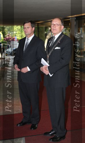 Apeldoorn, 8 Mei 2009
Speciale Herdenkingsdienst voor de slachtoffers van de ramp op Koninginnedag
Veel Politie, overal afzettingen met grote betonblokken.
Jan Peter Balkenende met burgemeester Fred de Graaf
Foto Peter Smulders