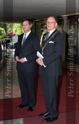 Apeldoorn, 8 Mei 2009
Speciale Herdenkingsdienst voor de slachtoffers van de ramp op Koninginnedag
Veel Politie, overal afzettingen met grote betonblokken.
Jan Peter Balkenende met burgemeester Fred de Graaf
Foto Peter Smulders
