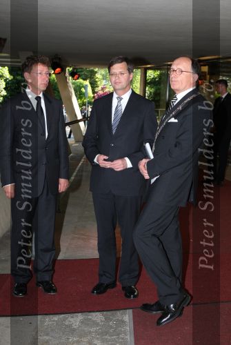 Apeldoorn, 8 Mei 2009
Speciale Herdenkingsdienst voor de slachtoffers van de ramp op Koninginnedag
Veel Politie, overal afzettingen met grote betonblokken.
Jan Peter Balkenende met burgemeester Fred de Graaf en Clemens Cornielje ( Commissaris van de Koningin van de Provincie Gelderland )
Foto Peter Smulders