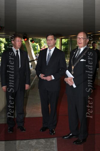 Apeldoorn, 8 Mei 2009
Speciale Herdenkingsdienst voor de slachtoffers van de ramp op Koninginnedag
Veel Politie, overal afzettingen met grote betonblokken.
Jan Peter Balkenende met burgemeester Fred de Graaf en Clemens Cornielje ( Commissaris van de Koningin van de Provincie Gelderland )
Foto Peter Smulders