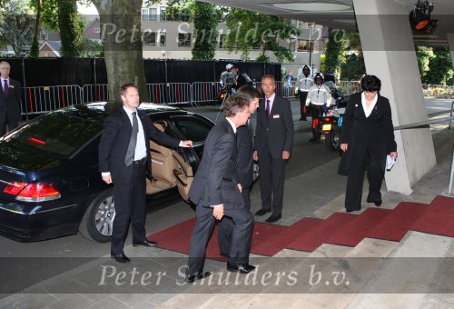 Apeldoorn, 8 Mei 2009
Speciale Herdenkingsdienst voor de slachtoffers van de ramp op Koninginnedag
Veel Politie, overal afzettingen met grote betonblokken.
Jan Peter Balkenende Clemens Cornielje ( Commissaris van de Koningin van de Provincie Gelderland )
Foto Peter Smulders