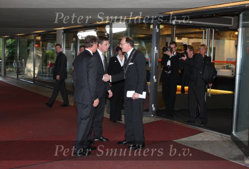 Apeldoorn, 8 Mei 2009
Speciale Herdenkingsdienst voor de slachtoffers van de ramp op Koninginnedag
Veel Politie, overal afzettingen met grote betonblokken.
Jan Peter Balkenende met burgemeester Fred de Graaf en Clemens Cornielje ( Commissaris van de Koningin van de Provincie Gelderland )
Foto Peter Smulders