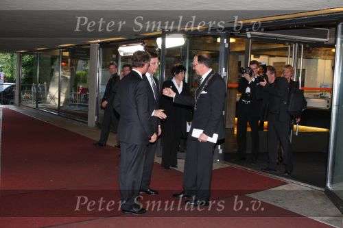 Apeldoorn, 8 Mei 2009
Speciale Herdenkingsdienst voor de slachtoffers van de ramp op Koninginnedag
Veel Politie, overal afzettingen met grote betonblokken.
Jan Peter Balkenende met burgemeester Fred de Graaf en Clemens Cornielje ( Commissaris van de Koningin van de Provincie Gelderland )
Foto Peter Smulders
