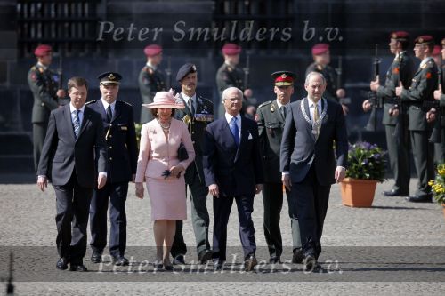 Amsterdam 21 april 2009
Koning Carl Gustav en Koningin Silvia van zweden leggen krans bij monument op de dam. Jan Peter balkenende en burgemeester Job Cohen zijn daar bij aanwezig.
Peter Smulders bv