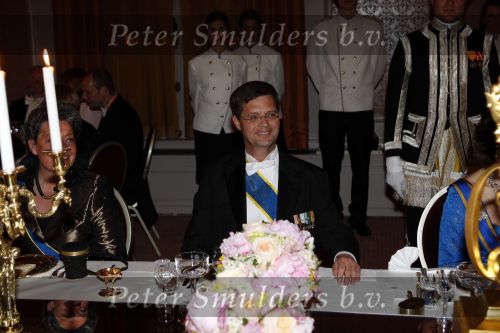 Den Haag 22 april 2009
Diner met de koninklijke familie van zweden en nederland. Aanwezig waren Prinses Maxima Koningin Beatrix Prins Willem Alexander Prinses Margriet Koning Carl Gustav en Koningin Silvia. Jan peter Balkenende
Peter Smulders bv