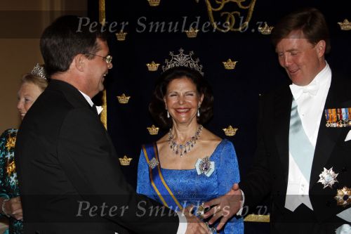 Den Haag 22 april 2009
Diner met de koninklijke familie van zweden en nederland. Aanwezig waren Prinses Maxima Koningin Beatrix Prins Willem Alexander Prinses Margriet Koning Carl Gustav en Koningin Silvia.. Jan Peter Balkenende
Peter Smulders bv