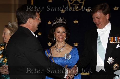 Den Haag 22 april 2009
Diner met de koninklijke familie van zweden en nederland. Aanwezig waren Prinses Maxima Koningin Beatrix Prins Willem Alexander Prinses Margriet Koning Carl Gustav en Koningin Silvia.. Jan Peter Balkenende
Peter Smulders bv