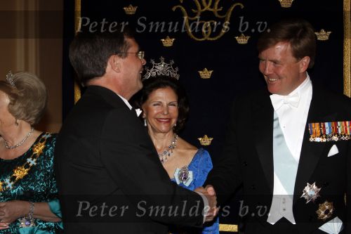 Den Haag 22 april 2009
Diner met de koninklijke familie van zweden en nederland. Aanwezig waren Prinses Maxima Koningin Beatrix Prins Willem Alexander Prinses Margriet Koning Carl Gustav en Koningin Silvia.. Jan Peter Balkenende
Peter Smulders bv