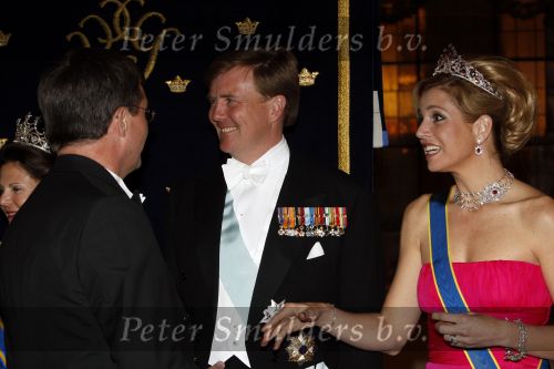 Den Haag 22 april 2009
Diner met de koninklijke familie van zweden en nederland. Aanwezig waren Prinses Maxima Koningin Beatrix Prins Willem Alexander Prinses Margriet Koning Carl Gustav en Koningin Silvia.. Jan Peter Balkenende
Peter Smulders bv