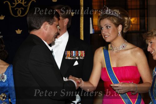 Den Haag 22 april 2009
Diner met de koninklijke familie van zweden en nederland. Aanwezig waren Prinses Maxima Koningin Beatrix Prins Willem Alexander Prinses Margriet Koning Carl Gustav en Koningin Silvia.. Jan Peter Balkenende
Peter Smulders bv