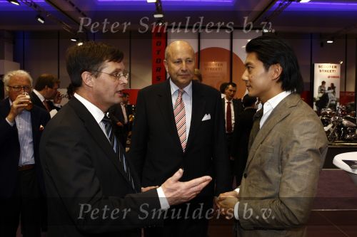 Amsterdam 31 maart 2009
Jan Peter Balkenende tijdens de openingsavond van de auto Rai. JP met Ho Pin Tun
Peter Smulders bv