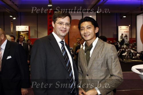 Amsterdam 31 maart 2009
Jan Peter Balkenende tijdens de openingsavond van de auto Rai. JP met Ho Pin Tun
Peter Smulders bv