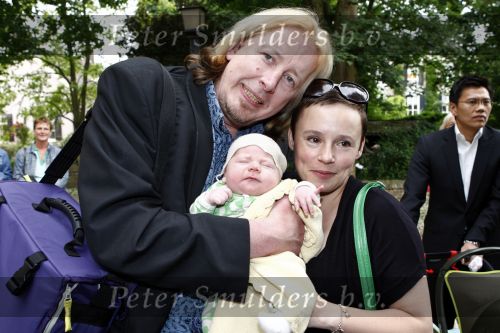 Oosterbeek 25 juni 2008
Huwelijk Rob de Nijs en zijnn vrouw Henriette in kerk in Oosterbeek. Jan Rot met vrouw en baby