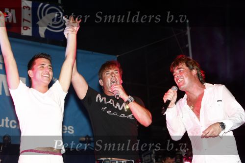 Curacao 31 december 2008 1 januari 2009
Oudjaarsfeest bij Mambo Beach. optreden Jeroen v d Boom en Gerard Joling zingen Jan Smit toe voor zijn verjaardag.
Peter Smulders bv