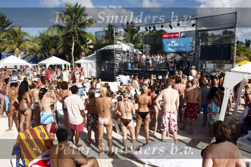 Curacao 2 januari 2009
JanSmit doet sound check bij mambo beach. Jan en Yolanthe Cabau v Kasbergen verliefd op het strand bij lions dive hotel.
Peter Smulders bv