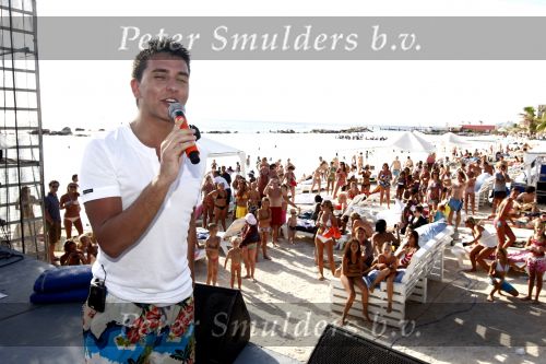 Curacao 2 januari 2009
JanSmit doet sound check bij mambo beach. Jan en Yolanthe Cabau v Kasbergen verliefd op het strand bij lions dive hotel.
Peter Smulders bv