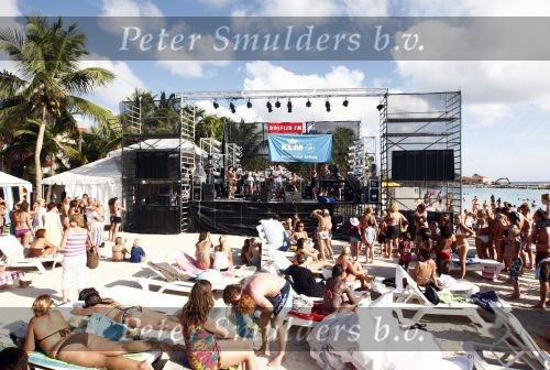 Curacao 2 januari 2009
JanSmit doet sound check bij mambo beach. Jan en Yolanthe Cabau v Kasbergen verliefd op het strand bij lions dive hotel.
Peter Smulders bv