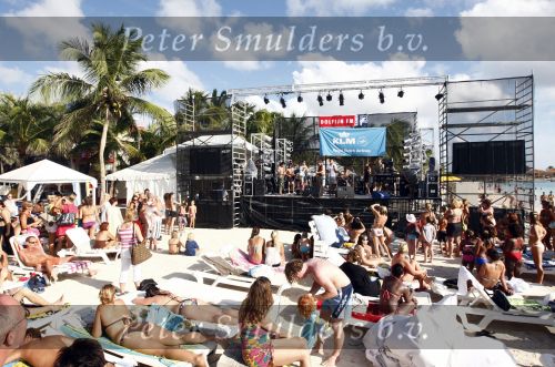 Curacao 2 januari 2009
JanSmit doet sound check bij mambo beach. Jan en Yolanthe Cabau v Kasbergen verliefd op het strand bij lions dive hotel.
Peter Smulders bv