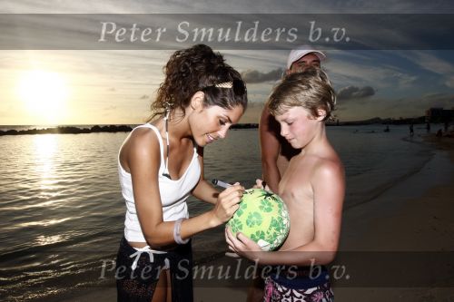 Curacao 2 januari 2009
JanSmit doet sound check bij mambo beach. Jan en Yolanthe Cabau v Kasbergen verliefd op het strand bij lions dive hotel.
Peter Smulders bv