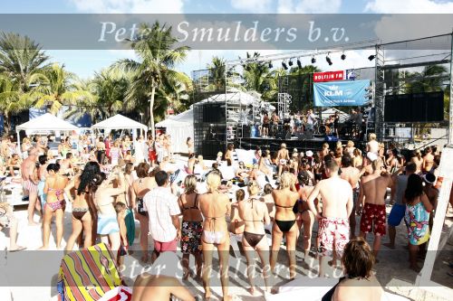 Curacao 2 januari 2009
JanSmit doet sound check bij mambo beach. Jan en Yolanthe Cabau v Kasbergen verliefd op het strand bij lions dive hotel.
Peter Smulders bv