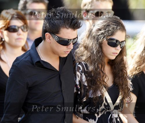 Ibiza 4 september 2007
Xavier Cabau, de vader van Yolanthe Cabau v Kasbergen wordt begraven. Jan Smit ondersteund haar.