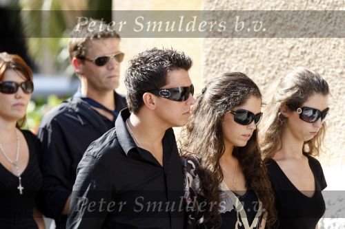 Ibiza 4 september 2007
Xavier Cabau, de vader van Yolanthe Cabau v Kasbergen wordt begraven. Jan Smit ondersteund haar.