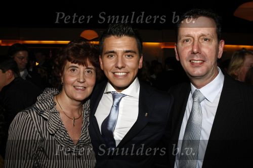 Hilversum 5 maart 2009
Uitreiking gouden buma harpen in studi 21. Jan Smit krijgt uit handen van Marco Borsato de ouvre award. Yolanthe Cabau v Kasbergen presenteert het programma   . jan met zijn ouders
Peter Smulders bv