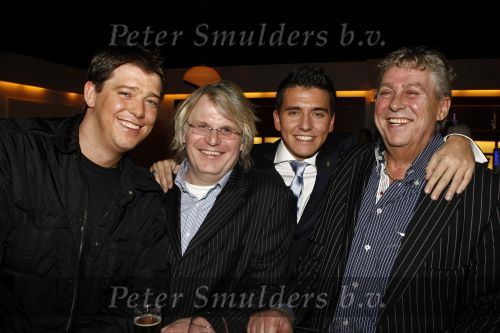 Hilversum 5 maart 2009
Uitreiking gouden buma harpen in studi 21. Jan Smit krijgt uit handen van Marco Borsato de ouvre award. Yolanthe Cabau v Kasbergen presenteert het programma   . Jan met jaap en Aloys Buijs en Frank Timmer
Peter Smulders bv