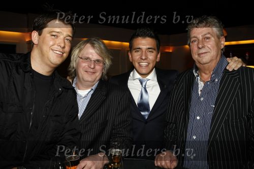 Hilversum 5 maart 2009
Uitreiking gouden buma harpen in studi 21. Jan Smit krijgt uit handen van Marco Borsato de ouvre award. Yolanthe Cabau v Kasbergen presenteert het programma   . Jan met jaap en Aloys Buijs en Frank Timmer
Peter Smulders bv