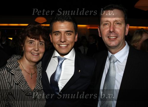 Hilversum 5 maart 2009
Uitreiking gouden buma harpen in studi 21. Jan Smit krijgt uit handen van Marco Borsato de ouvre award. Yolanthe Cabau v Kasbergen presenteert het programma   . jan met zijn ouders
Peter Smulders bv