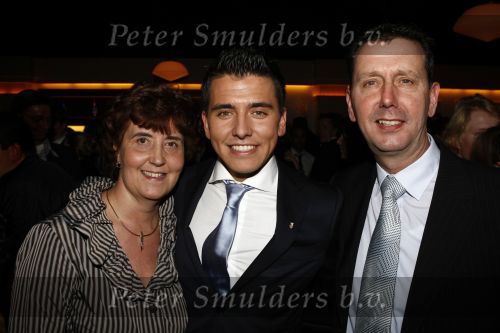 Hilversum 5 maart 2009
Uitreiking gouden buma harpen in studi 21. Jan Smit krijgt uit handen van Marco Borsato de ouvre award. Yolanthe Cabau v Kasbergen presenteert het programma   . jan met zijn ouders
Peter Smulders bv