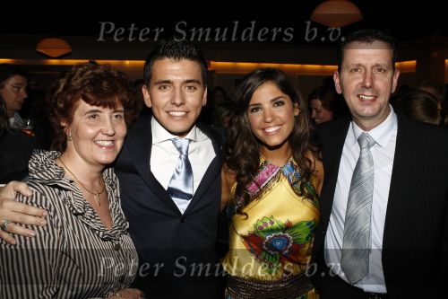 Hilversum 5 maart 2009
Uitreiking gouden buma harpen in studi 21. Jan Smit krijgt uit handen van Marco Borsato de ouvre award. Yolanthe Cabau v Kasbergen presenteert het programma   . jan met zijn ouders
Peter Smulders bv