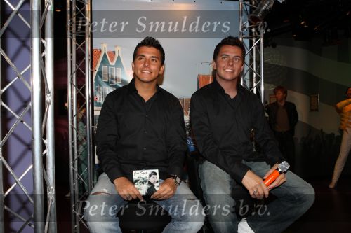 Amsterdam, 11 Juli 2008
Jan Smit met zijn vriendin Yolanthe Cabau en manager Jaap Buys
met zijn nieuwe wassenbeeld en tevens nieuwe singlle release