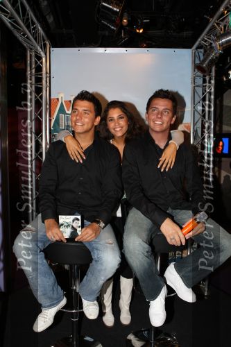 Amsterdam, 11 Juli 2008
Jan Smit met zijn vriendin Yolanthe Cabau en manager Jaap Buys
met zijn nieuwe wassenbeeld en tevens nieuwe singlle release